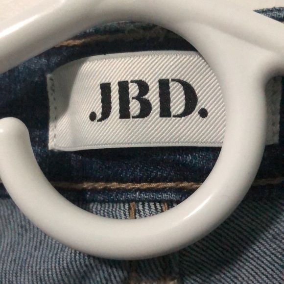 New! Fitted skinny distressed jeans. - Picture 4 of 5